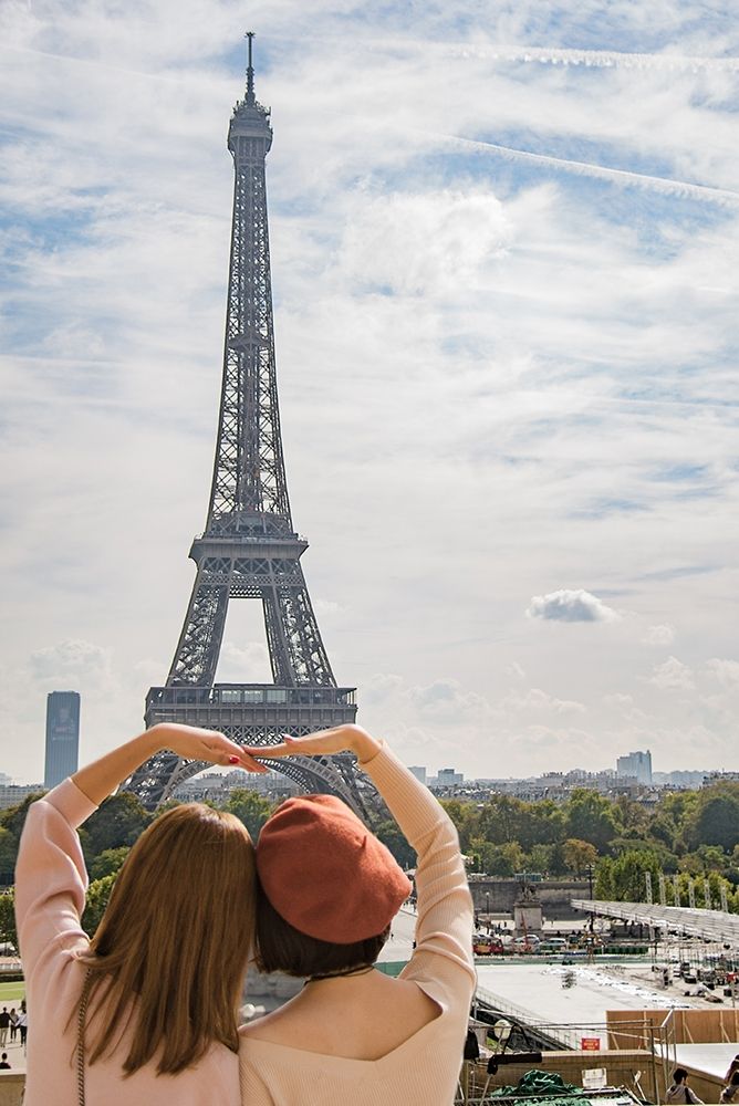 Art Print: Holding Up