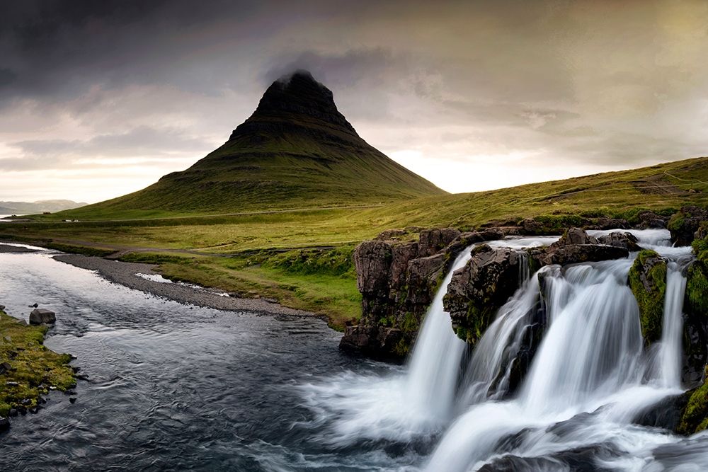 Art Print: Close to the Falls