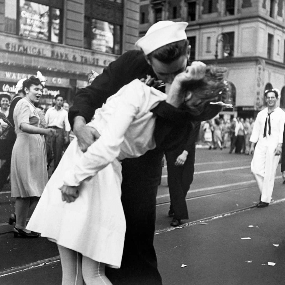 Wall Art Painting id:42633, Name: Kissing the War Goodbye in Times Square 1945, Artist: Jorgensen, Victor