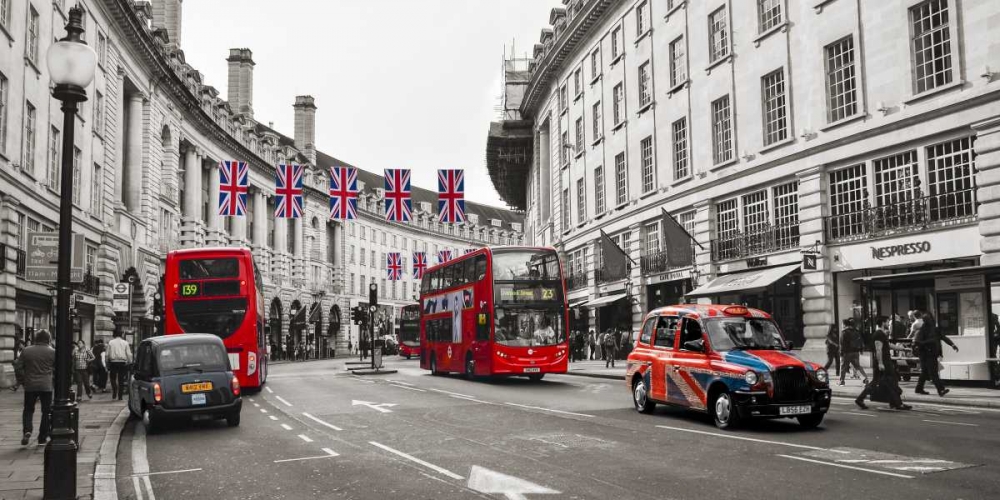 Art Print: Buses and taxis in Oxford Street, London