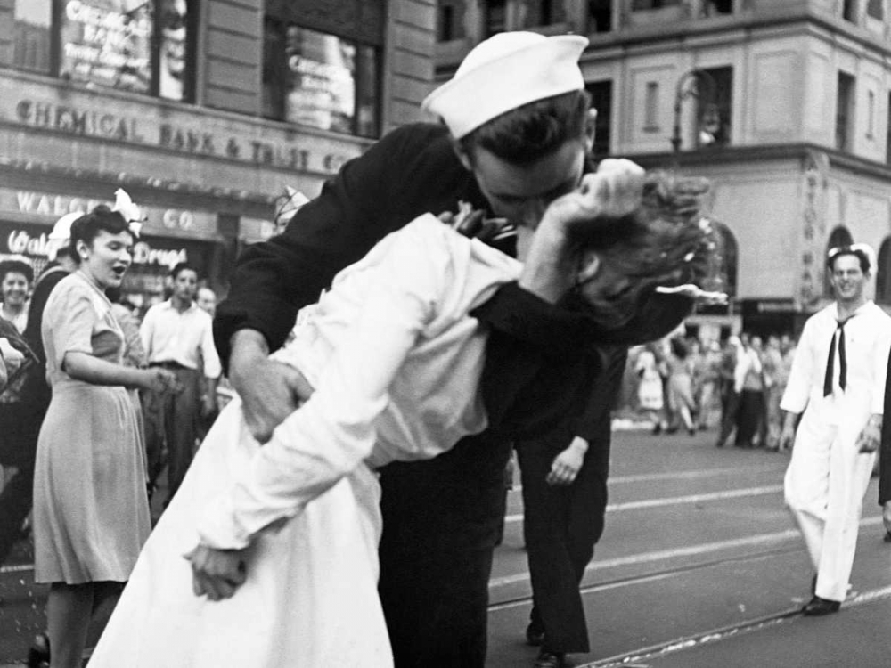 Wall Art Painting id:43612, Name: Kissing the War Goodbye in Times Square 1945, Artist: Jorgensen, Victor