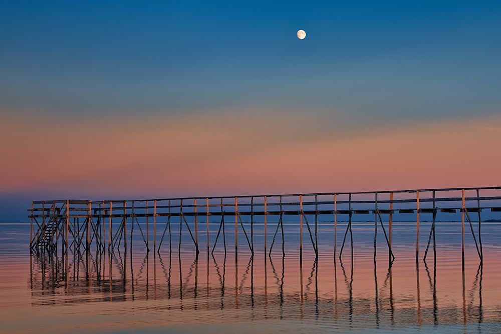 Art Print: Canada-Manitoba-Matlock Pier on Lake Winnipeg at dusk with moon