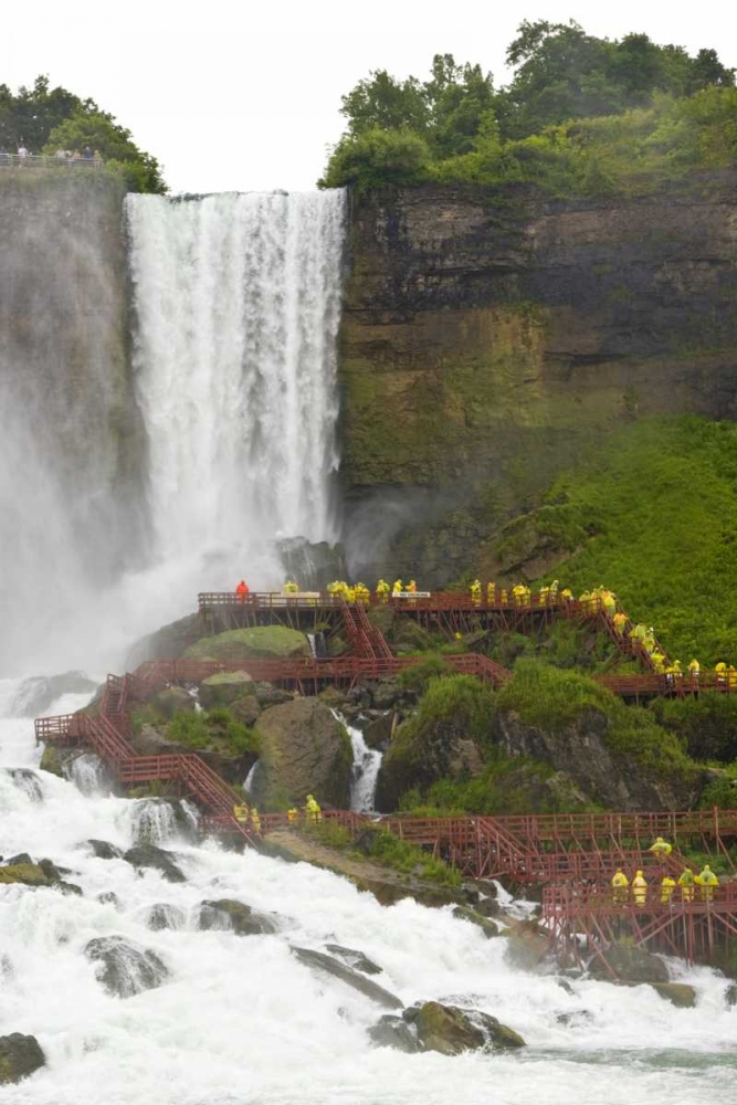 Art Print: Canada, Ontario,Tourists at Niagara Falls