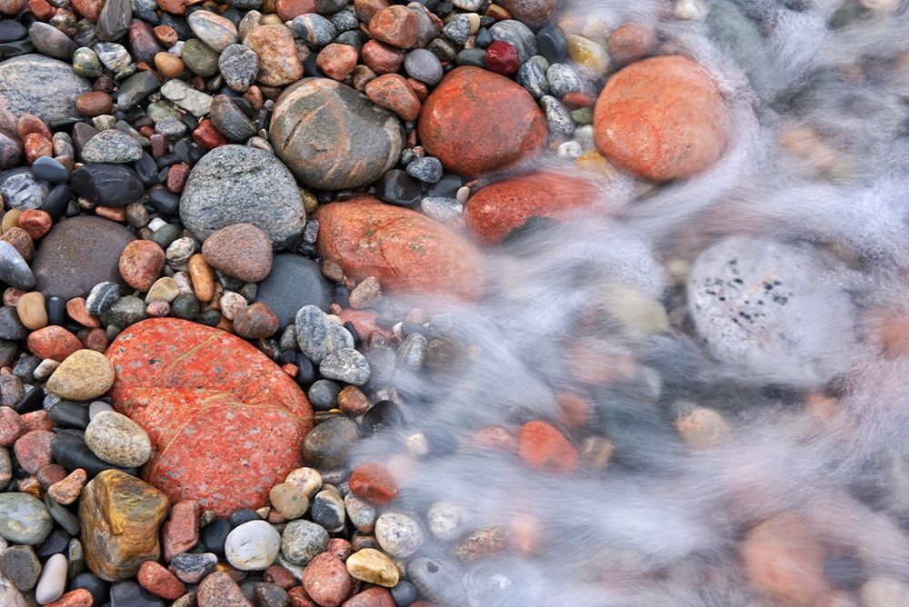 Art Print: Canada-Ontario-Marathon Wave crashing on rocks at Pebble Beach