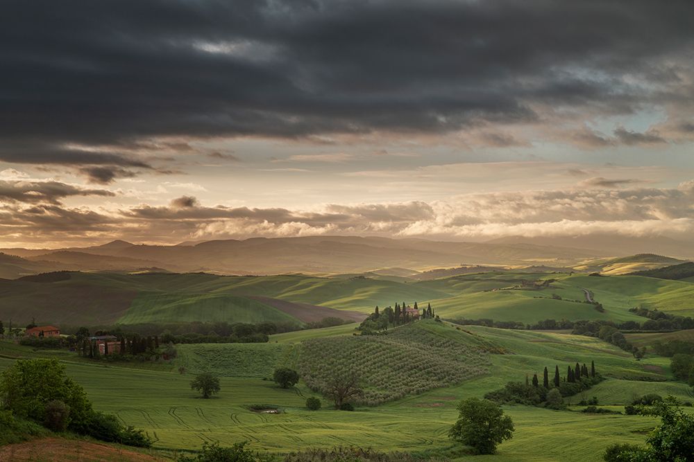 Art Print: Europe-Italy-Tuscany-Val d Orcia-Belvedere farmhouse at sunrise