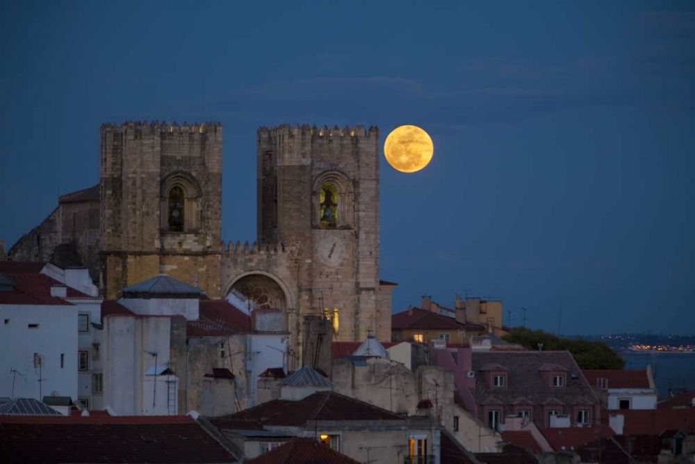 Art Print: Portugal, Lisbon Lisbon Cathedral and full moon