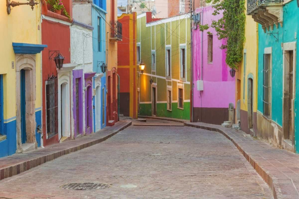 Art Print: Mexico, Guanajuato Colorful street scene