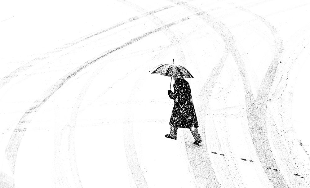 Art Print: Mann Mit Schirm-A Man Of Umbrellaed